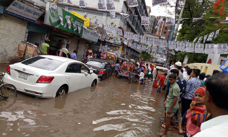 বৃষ্টি সত্ত্বেও প্রচারণা চালিয়েছেন প্রার্থীরা