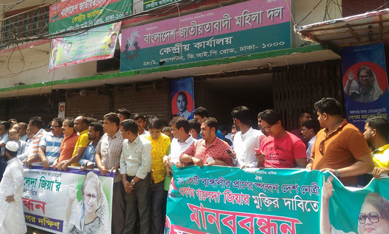 শ্লোগানে শ্লোগানে মুখর নয়াপল্টন