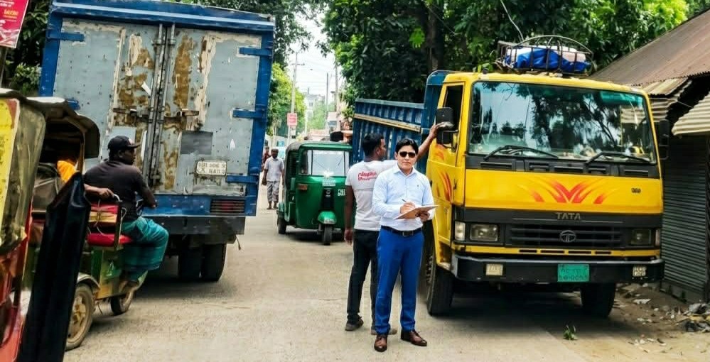 নিষেধাজ্ঞা অমান্য করায় রায়পুরা পৌর এলাকায় ৬ ভারি যানবাহন চালক ও ব্যবসায়ীকে জরিমানা